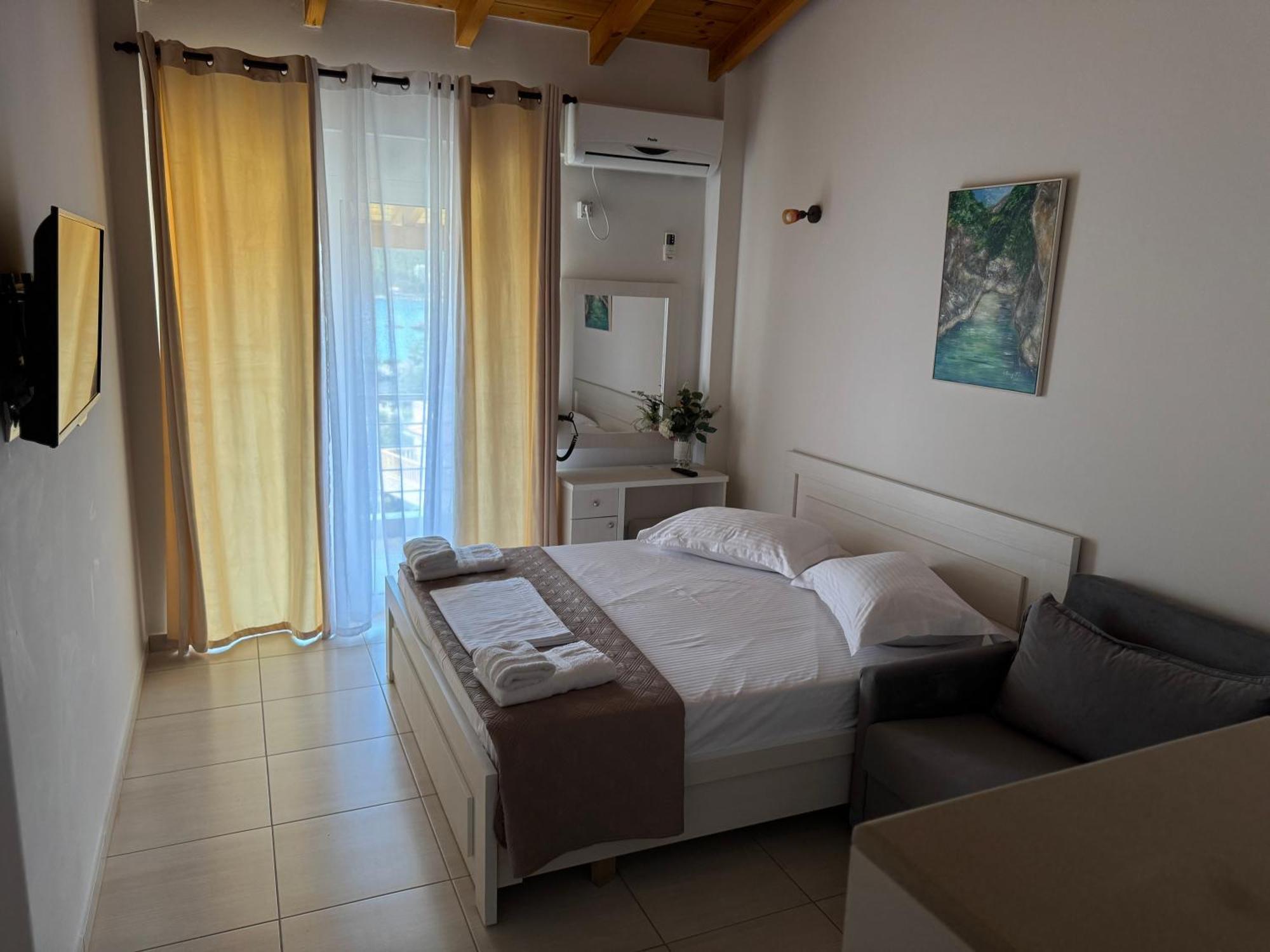 George Hotel Rooms&Suites Himarë Exterior foto